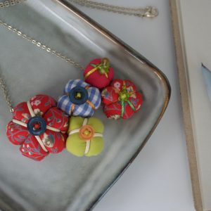 Kanzashi Murasaki Shigeki-teki flower necklace