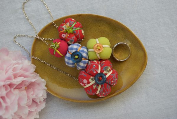 Kanzashi Murasaki Shigeki-teki fabric flower necklace